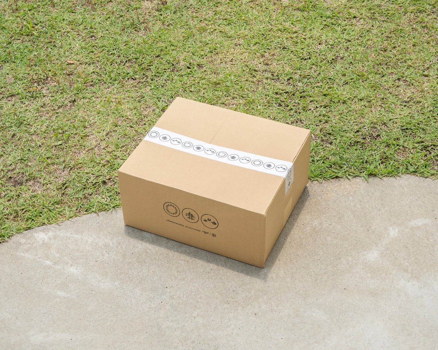 自然の中に置かれたWUPの福袋BOX
